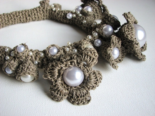 Браслет из веревок и бусин