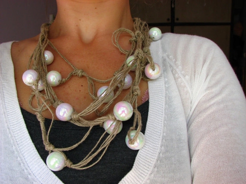 Браслет из веревок и бусин