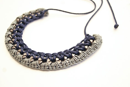 Браслет из веревок и бусин