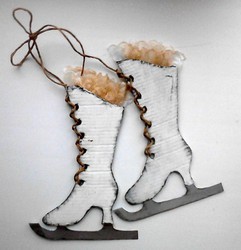 Винтажные коньки и варежка