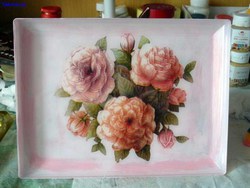 Красивый поднос из пластиковой крышки от коробки конфет