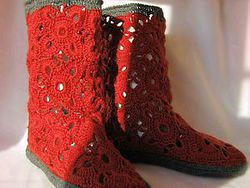 Вязаные домашние сапожки.