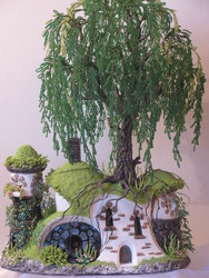 Деревня хоббитов из бисера и гипса