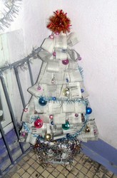 Ёлочка из газет. Украшаем подъезд