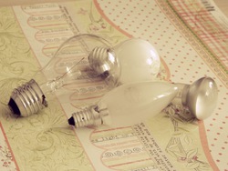 Ёлочные игрушки из перегоревших лампочек