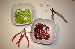 Снежинка из прищепок и бусин