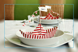 Именные карточки на стол в виде бумажного кораблика