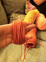 Как делать помпончики из толстых ниток