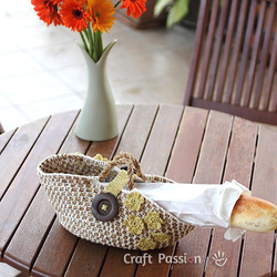 Плетёная корзинка из пеньковой веревки и пряжи.