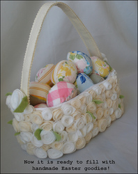 Пасхальная корзинка с розами из фетра